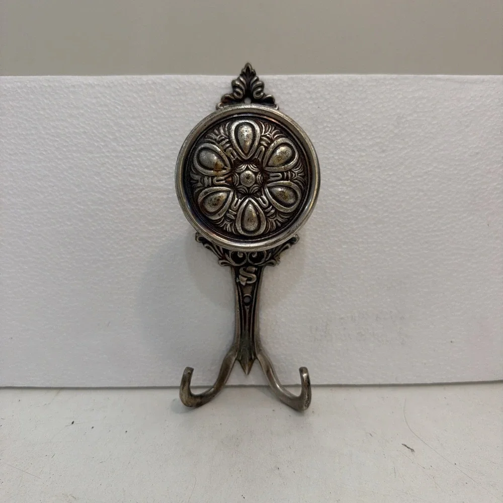 Decorative Silver Tone Metal Door Knob Style Wall Two Hook Robe Towel Holder